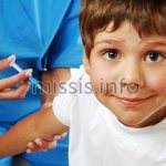 Мальчику делают прививку