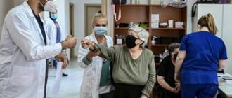 Пожилые женщины на вакцинации в кабинете у врача