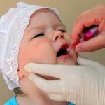 ребёнку дают вакцину от полиомиелита