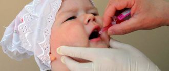 ребёнку дают вакцину от полиомиелита