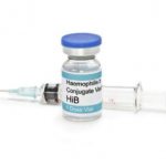 Вакцина ХИБ и шприц на заднем плане
