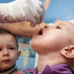 врач делает прививку от полиомиелита
